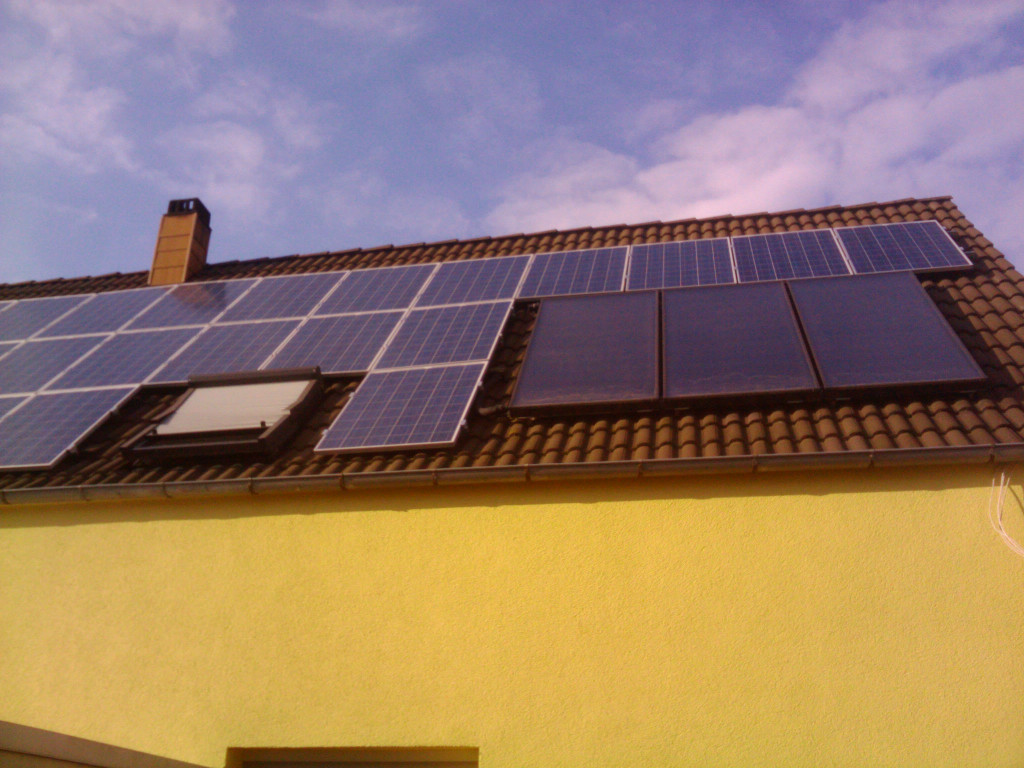 Photovoltaik- und Solaranlage nebeneinander